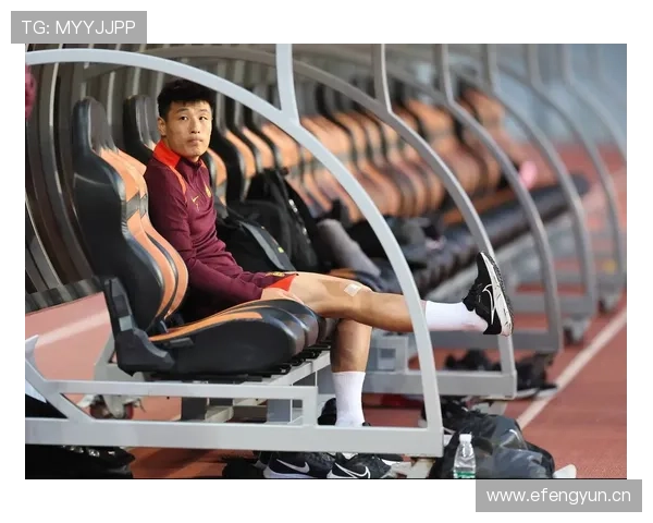 武磊穿拖鞋背破包走地铁，隔壁队友拎着名牌像开秀场，我笑疯了